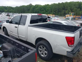 2008 Nissan Titan XE z VIN 1N6BA06C38N351875, wystawiony jako IAAI lot #42368486 z przebiegiem 174 337 mil mil oraz . Historia ofert i sprzedaży dostępna na DreamBid. Obrazek 3.