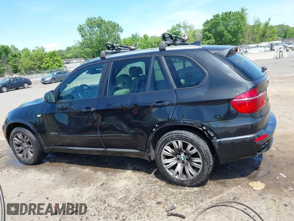 2013 BMW X5 xDrive50i z VIN 5UXZV8C54D0C15421, wystawiony jako IAAI lot #42298535 z przebiegiem 118 890 mil mil oraz . Historia ofert i sprzedaży dostępna na DreamBid. Obrazek 14.