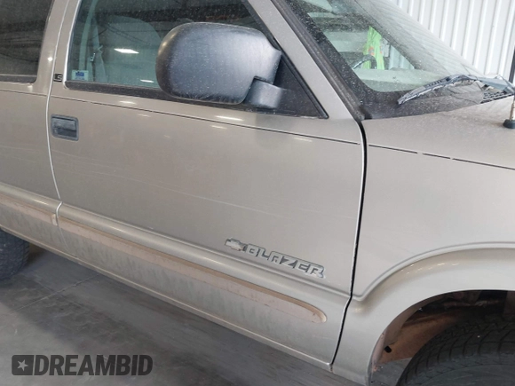 2002 Chevrolet Blazer LS z VIN 1GNDT13WX2K182268, wystawiony jako IAAI lot #41872743 z przebiegiem 135 008 mil mil oraz . Historia ofert i sprzedaży dostępna na DreamBid. Obrazek 18.