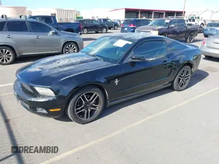 2011 Ford Mustang V6 z VIN 1ZVBP8AM4B5156596, wystawiony jako IAAI lot #42769337 z przebiegiem 77 140 mil mil oraz . Historia ofert i sprzedaży dostępna na DreamBid. Obrazek 2.