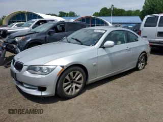 2013 BMW 3 Series 328i xDrive z VIN WBAKF5C50DE657981, wystawiony jako Copart lot #60857965 z przebiegiem 168 871 mil mil oraz Czysty tytuł • Clean title. Historia ofert i sprzedaży dostępna na DreamBid. Obrazek 1.