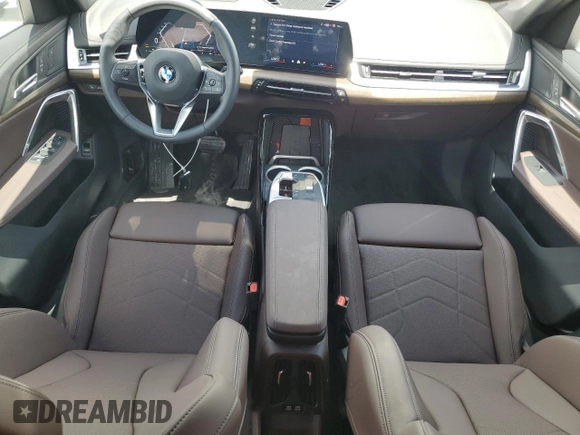 2025 BMW X1 xDrive28i z VIN WBX73EF01S5241553, wystawiony jako Copart lot #54432265 z przebiegiem 489 mil mil oraz Szkody całkowita. Historia ofert i sprzedaży dostępna na DreamBid. Obrazek 8.