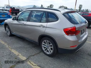 2015 BMW X1 xDrive28i z VIN WBAVL1C55FVY41749, wystawiony jako IAAI lot #42140979 z przebiegiem 120 953 mil mil oraz . Historia ofert i sprzedaży dostępna na DreamBid. Obrazek 3.
