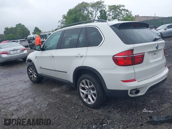2013 BMW X5 xDrive35i z VIN 5UXZV4C53D0E14968, wystawiony jako IAAI lot #42253469 z przebiegiem 53 562 mil mil oraz . Historia ofert i sprzedaży dostępna na DreamBid. Obrazek 3.
