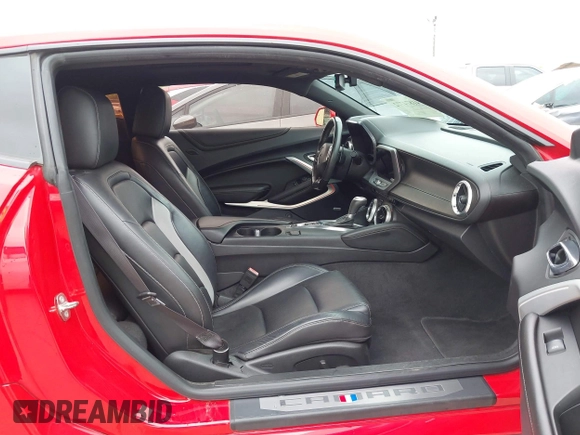 2016 Chevrolet Camaro 2LT z VIN 1G1FD1RS2G0133841, wystawiony jako IAAI lot #41874772 z przebiegiem 104 840 mil mil oraz . Historia ofert i sprzedaży dostępna na DreamBid. Obrazek 5.