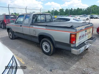 1993 Dodge Dakota z VIN 1B7GL23Y8PS117729, wystawiony jako IAAI lot #42268349 z przebiegiem 133 779 mil mil oraz . Historia ofert i sprzedaży dostępna na DreamBid. Obrazek 3.