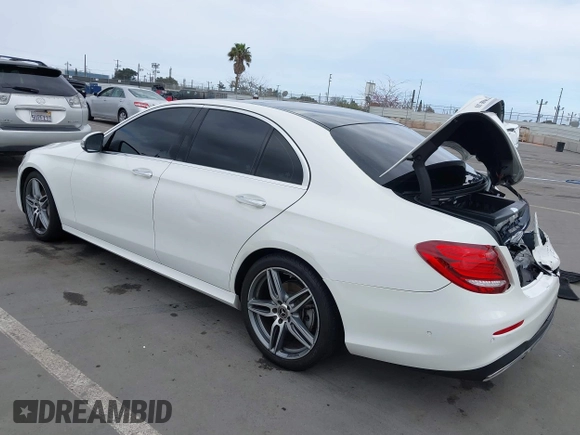 2019 Mercedes-Benz E 300 z VIN WDDZF4JB9KA611936, wystawiony jako IAAI lot #42101144 z przebiegiem 82 805 mil mil oraz . Historia ofert i sprzedaży dostępna na DreamBid. Obrazek 3.