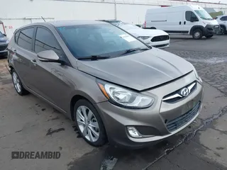 2013 Hyundai Accent SE z VIN KMHCU5AE1DU079830, wystawiony jako IAAI lot #41529695 z przebiegiem 105 637 mil mil oraz . Historia ofert i sprzedaży dostępna na DreamBid. Obrazek 1.