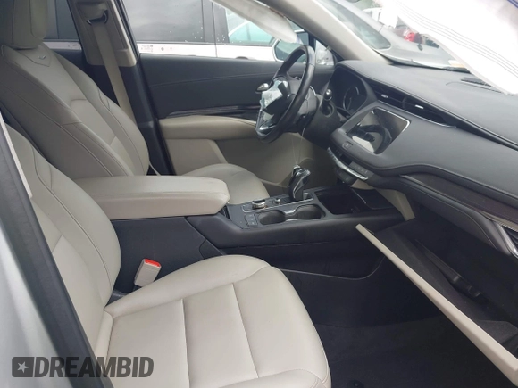 2019 Cadillac XT4 FWD Luxury z VIN 1GYAZAR43KF160132, wystawiony jako IAAI lot #41941512 z przebiegiem 68 835 mil mil oraz . Historia ofert i sprzedaży dostępna na DreamBid. Obrazek 5.