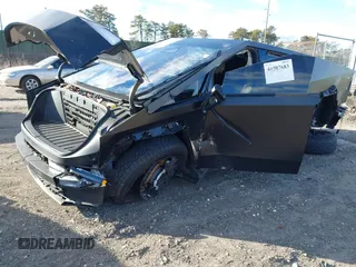 2024 Tesla Cybertruck z VIN 7G2CEHED5RA015790, wystawiony jako IAAI lot #41587683 z przebiegiem 5 867 mil mil oraz . Historia ofert i sprzedaży dostępna na DreamBid. Obrazek 20.