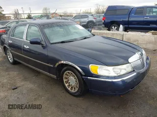 2001 Lincoln Town Car Signature z VIN 1LNHM82W61Y733577, wystawiony jako IAAI lot #41899175 z przebiegiem 105 083 mil mil oraz . Historia ofert i sprzedaży dostępna na DreamBid. Obrazek 1.