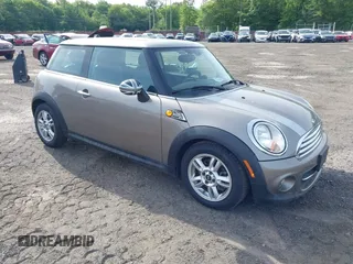 2013 MINI Hardtop z VIN WMWSU3C5XDT685745, wystawiony jako IAAI lot #42300577 z przebiegiem 112 804 mil mil oraz . Historia ofert i sprzedaży dostępna na DreamBid. Obrazek 1.
