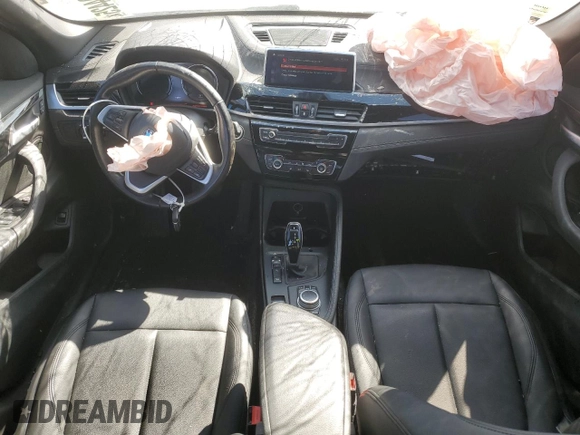 2021 BMW X1 xDrive28i z VIN WBXJG9C02M5S18999, wystawiony jako Copart lot #50194425 z przebiegiem 62 355 mil mil oraz Szkoda całkowita • Salvage title. Historia ofert i sprzedaży dostępna na DreamBid. Obrazek 8.
