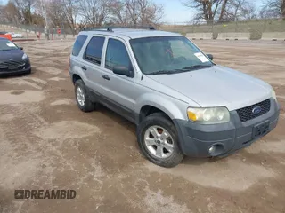 2005 Ford Escape XLT with VIN 1FMYU93145KC96311, listed as a IAAI auction lot 41948685 with 192,564 mi miles. Bid and sale history available at carsss.com. Image 1.