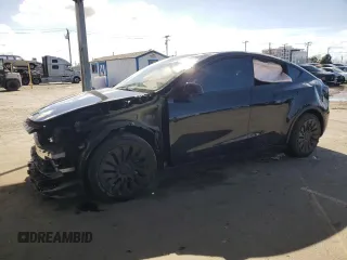 2024 Tesla Model Y Long Range z VIN 7SAYGDEE1RA247973, wystawiony jako Copart lot #45679205 z przebiegiem 22 739 mil mil oraz Szkoda całkowita • Salvage title. Historia ofert i sprzedaży dostępna na DreamBid. Obrazek 1.