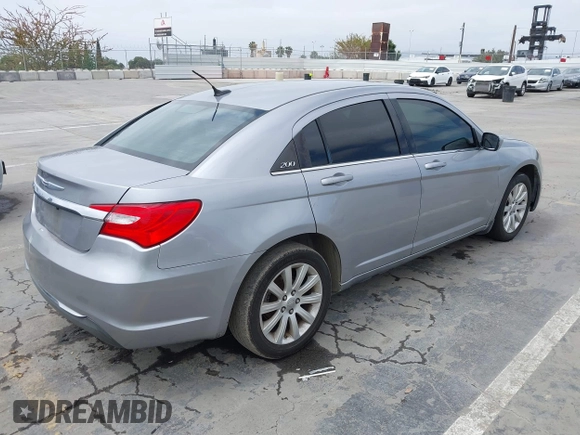 2013 Chrysler 200 Touring z VIN 1C3CCBBB5DN672082, wystawiony jako IAAI lot #42352481 z przebiegiem 170 311 mil mil oraz . Historia ofert i sprzedaży dostępna na DreamBid. Obrazek 4.