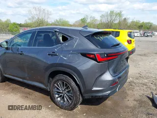 2023 Lexus NX 350 Premium z VIN 2T2GGCEZ3PC023075, wystawiony jako IAAI lot #42091257 z przebiegiem 28 674 mil mil oraz . Historia ofert i sprzedaży dostępna na DreamBid. Obrazek 6.