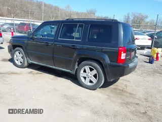 2010 Jeep Patriot Sport z VIN 1J4NF2GB1AD593170, wystawiony jako IAAI lot #41908056 z przebiegiem 104 255 mil mil oraz . Historia ofert i sprzedaży dostępna na DreamBid. Obrazek 3.