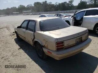 1993 Oldsmobile Cutlass Ciera S z VIN 1G3AG54NXP6422819, wystawiony jako Copart lot #65294504 z przebiegiem 180 835 mil mil oraz Szkody całkowita. Historia ofert i sprzedaży dostępna na DreamBid. Obrazek 2.