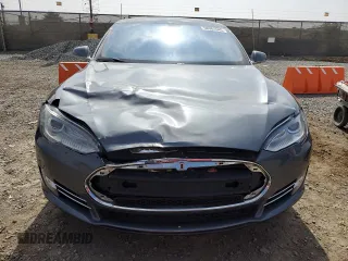 2013 Tesla Model S z VIN 5YJSA1CG9DFP09733, wystawiony jako Copart lot #58081845 z przebiegiem 88 163 mil mil oraz Szkoda całkowita • Salvage title. Historia ofert i sprzedaży dostępna na DreamBid. Obrazek 5.