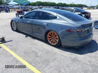 2013 Tesla Model S Performance z VIN 5YJSA1DP9DFP06121, wystawiony jako IAAI lot #42511097 z przebiegiem 100 990 mil mil oraz . Historia ofert i sprzedaży dostępna na DreamBid. Obrazek 3.