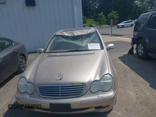 2002 Mercedes-Benz C 230/260/280/320 z VIN WDBRF61J32E005536, wystawiony jako IAAI lot #42527472 z przebiegiem 9 601 mil mil oraz . Historia ofert i sprzedaży dostępna na DreamBid. Obrazek 6.