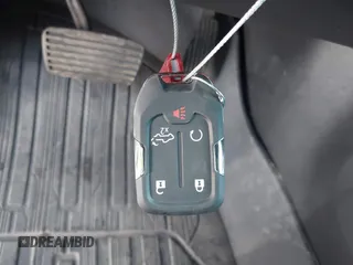 2021 GMC Sierra 1500 Denali z VIN 3GTU9FEL1MG349215, wystawiony jako IAAI lot #42585810 z przebiegiem 97 465 mil mil oraz . Historia ofert i sprzedaży dostępna na DreamBid. Obrazek 11.