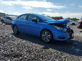 2024 Nissan Versa S z VIN 3N1CN8DV8RL849203, wystawiony jako Copart lot #56414195 z przebiegiem 22 127 mil mil oraz Szkoda całkowita • Salvage title. Historia ofert i sprzedaży dostępna na DreamBid. Obrazek 4.
