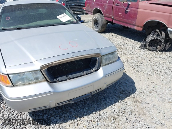 2001 Mercury Grand Marquis GS z VIN 2MEFM74W71X671429, wystawiony jako IAAI lot #41684570 z przebiegiem 155 334 mil mil oraz . Historia ofert i sprzedaży dostępna na DreamBid. Obrazek 6.