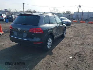 2014 Volkswagen Touareg Sport z VIN WVGEF9BP9ED010718, wystawiony jako IAAI lot #41786403 z przebiegiem 149 569 mil mil oraz . Historia ofert i sprzedaży dostępna na DreamBid. Obrazek 4.