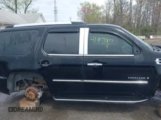 2007 Cadillac Escalade z VIN 1GYFK63847R152310, wystawiony jako IAAI lot #41912972 z przebiegiem Nie podano mil oraz . Historia ofert i sprzedaży dostępna na DreamBid. Obrazek 14.