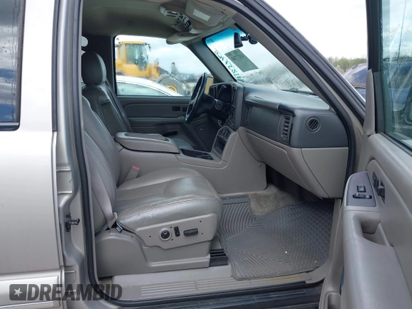 2004 Chevrolet Suburban LS with VIN 3GNEC16Z74G119360, listed as a IAAI auction lot 41837768 with 266,029 mi miles. Bid and sale history available at carsss.com. Image 5.
