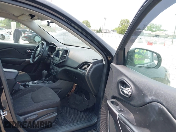 2019 Jeep Cherokee Latitude z VIN 1C4PJLCB2KD114541, wystawiony jako IAAI lot #42399685 z przebiegiem 174 052 mil mil oraz . Historia ofert i sprzedaży dostępna na DreamBid. Obrazek 5.