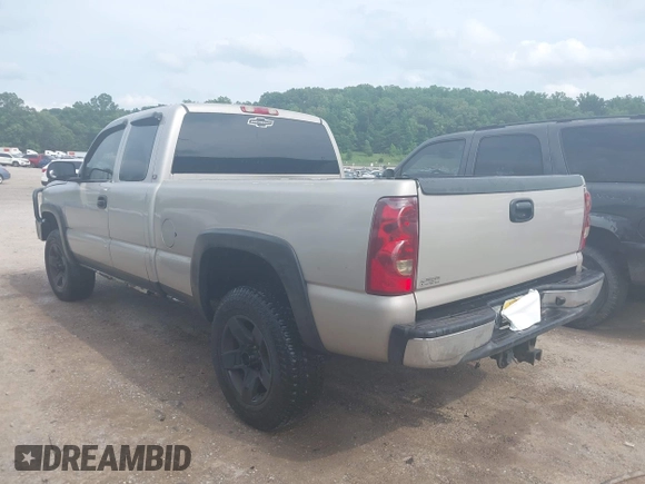 2005 Chevrolet Silverado 1500 Z71 z VIN 1GCEK19B95E162682, wystawiony jako IAAI lot #42270833 z przebiegiem 180 741 mil mil oraz . Historia ofert i sprzedaży dostępna na DreamBid. Obrazek 3.