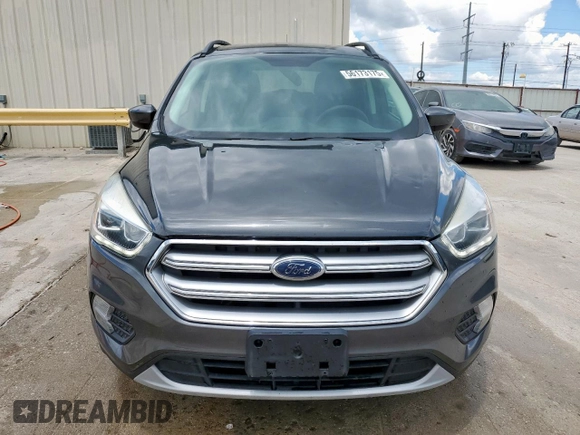 2017 Ford Escape SE z VIN 1FMCU9G91HUE17654, wystawiony jako Copart lot #56173175 z przebiegiem 97 678 mil mil oraz Czysty tytuł • Clean title. Historia ofert i sprzedaży dostępna na DreamBid. Obrazek 5.