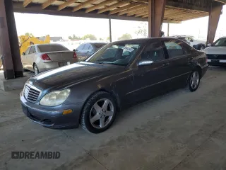 2005 Mercedes-Benz S 500 z VIN WDBNG75J05A456253, wystawiony jako Copart lot #60942685 z przebiegiem 290 351 mil mil oraz Czysty tytuł • Clean title. Historia ofert i sprzedaży dostępna na DreamBid. Obrazek 1.