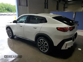 2024 BMW X2 xDrive28i z VIN WBX63GM03R5Z89418, wystawiony jako Copart lot #57406055 z przebiegiem 15 854 mil mil oraz Tytuł czysty. Historia ofert i sprzedaży dostępna na DreamBid. Obrazek 2.