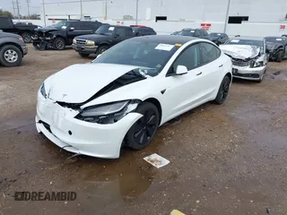 2025 Tesla Model 3 Long Range z VIN 5YJ3E1EB9SF904223, wystawiony jako IAAI lot #41611201 z przebiegiem 690 mil mil oraz . Historia ofert i sprzedaży dostępna na DreamBid. Obrazek 19.