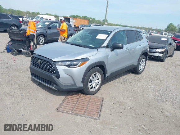 2022 Toyota Corolla Cross L z VIN 7MUAAAAG7NV009940, wystawiony jako IAAI lot #42117351 z przebiegiem 23 290 mil mil oraz . Historia ofert i sprzedaży dostępna na DreamBid. Obrazek 17.