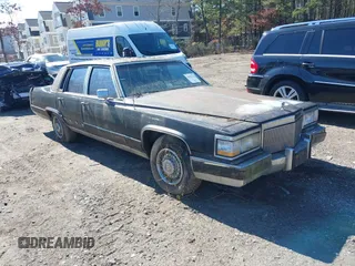 1992 Cadillac Brougham z VIN 1G6DW5477NR703007, wystawiony jako IAAI lot #41570312 z przebiegiem 106 453 mil mil oraz . Historia ofert i sprzedaży dostępna na DreamBid. Obrazek 1.