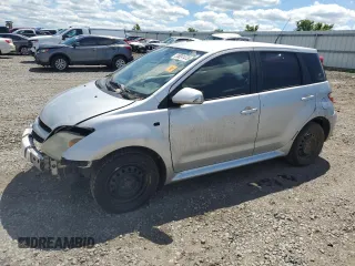 2006 Scion xA z VIN JTKKT624960165579, wystawiony jako Copart lot #55891475 z przebiegiem 81 165 mil mil oraz Szkoda całkowita • Salvage title. Historia ofert i sprzedaży dostępna na DreamBid. Obrazek 1.