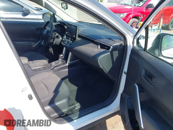 2022 Toyota Corolla Cross LE z VIN 7MUCAABG3NV030906, wystawiony jako IAAI lot #42475640 z przebiegiem 119 135 mil mil oraz . Historia ofert i sprzedaży dostępna na DreamBid. Obrazek 5.