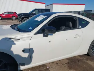 2017 Toyota 86 z VIN JF1ZNAA1XH8707535, wystawiony jako IAAI lot #41969546 z przebiegiem 85 468 mil mil oraz . Historia ofert i sprzedaży dostępna na DreamBid. Obrazek 6.