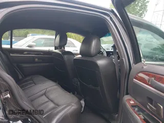 2010 Lincoln Town Car Signature Limited z VIN 2LNBL8CVXAX619130, wystawiony jako IAAI lot #42230937 z przebiegiem 137 055 mil mil oraz . Historia ofert i sprzedaży dostępna na DreamBid. Obrazek 8.