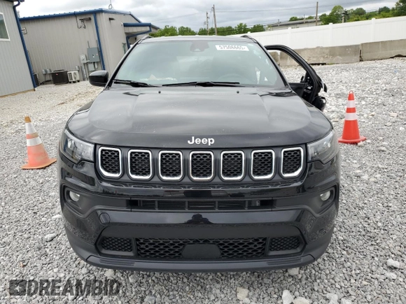 2023 Jeep Compass Latitude Lux z VIN 3C4NJDFN2PT549158, wystawiony jako Copart lot #57506665 z przebiegiem 23 687 mil mil oraz Szkoda całkowita • Salvage title. Historia ofert i sprzedaży dostępna na DreamBid. Obrazek 5.