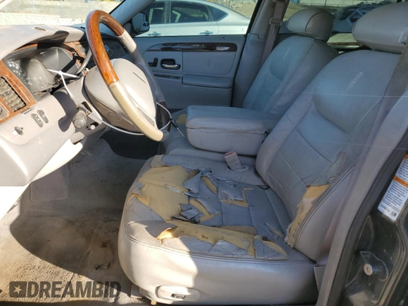 2002 Lincoln Town Car Signature z VIN 1LNHM82W02Y611525, wystawiony jako Copart lot #81514784 z przebiegiem 123 140 mil mil oraz Szkoda całkowita • Salvage title. Historia ofert i sprzedaży dostępna na DreamBid. Obrazek 7.