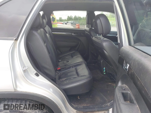 2013 Kia Sorento EX z VIN 5XYKUDA23DG325732, wystawiony jako IAAI lot #42447268 z przebiegiem 233 197 mil mil oraz . Historia ofert i sprzedaży dostępna na DreamBid. Obrazek 8.