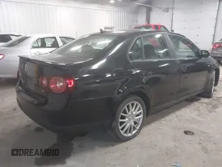 2008 Volkswagen Jetta z VIN 3VWRA71K58M183060, wystawiony jako IAAI lot #41700707 z przebiegiem 174 555 mil mil oraz . Historia ofert i sprzedaży dostępna na DreamBid. Obrazek 4.