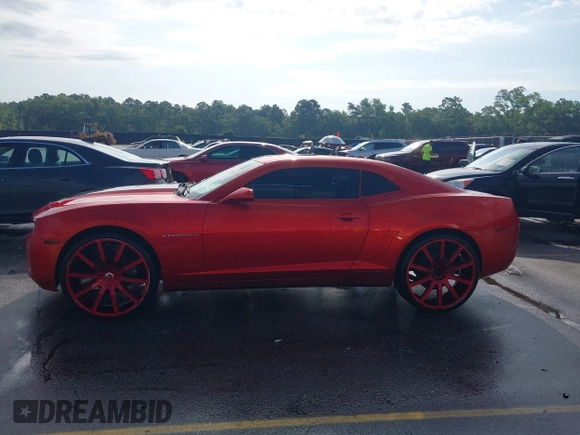 2011 Chevrolet Camaro 1LT z VIN 2G1FB1ED7B9154549, wystawiony jako IAAI lot #42707231 z przebiegiem 235 103 mil mil oraz . Historia ofert i sprzedaży dostępna na DreamBid. Obrazek 14.