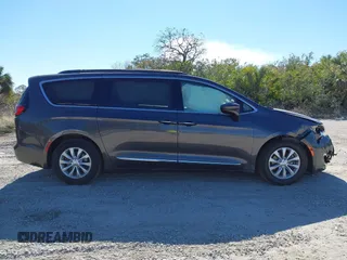 2017 Chrysler Pacifica Touring L z VIN 2C4RC1BG2HR741427, wystawiony jako IAAI lot #41299887 z przebiegiem 69 219 mil mil oraz . Historia ofert i sprzedaży dostępna na DreamBid. Obrazek 13.